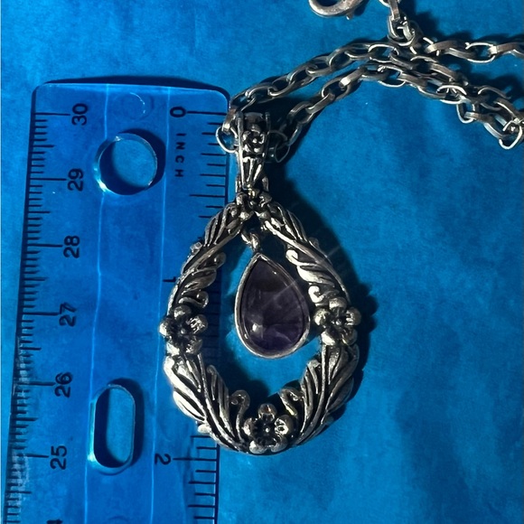 Vintage silver tone decorative necklace with purple stone - Picture 4 of 4